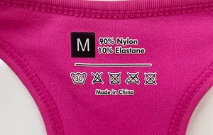 Vista macro del tessuto a nido d'ape rosa con etichetta 90% nylon e 10% elastan