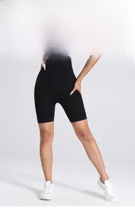 Détail de la taille haute sans couture et de la bande de compression du short de yoga noir