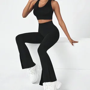 Ensemble de yoga noir pour femme avec crop top et pantalon évasé à fentes