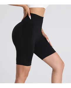 Gros plan d'un short de yoga noir sans couture à taille haute avec maille latérale