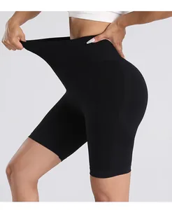 Détail montrant la haute élasticité du tissu des shorts de yoga noirs sans couture à taille haute