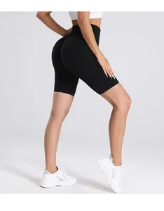 Détail du short de yoga sans couture à taille haute noir avec texture de tissu galbant