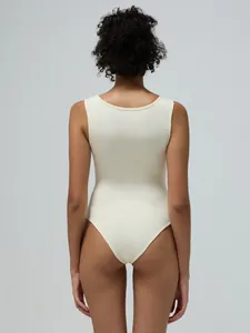 Ärmelloser gerippter Yoga-Body in Cremeweiß mit rückenffre mit rückenfreiem Design und hohem Beinausschnitt