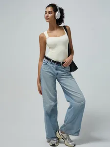 Weißer gerippter nahtloser Yoga-Body mit quadratischem Ausschnitt und blauer Jeans