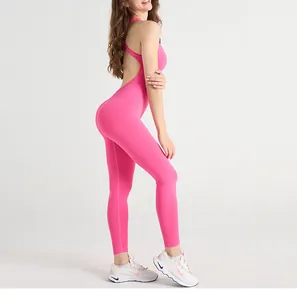 Détail de la combinaison de yoga rose vif dos nu avec tissu sans couture et haute élasticité
