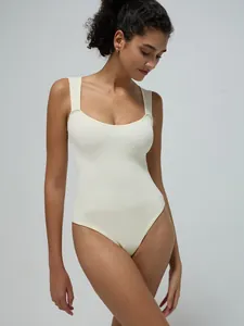 Naturweißer gerippter nahtloser Bodysuit mit breiten Trägern für Yoga und Fitness