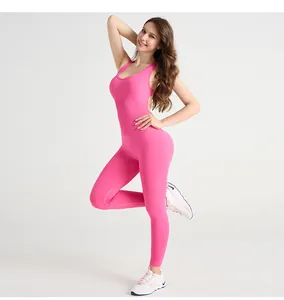 Détail d'une combinaison de yoga dos nu rose rouge avec coussinets et tissu sans couture