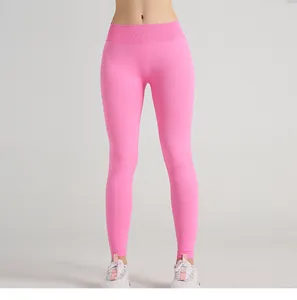 Detail der rosa hoch taillierten nahtlosen Yoga-Leggings mit geripptem Bund zur Bauchkontrolle