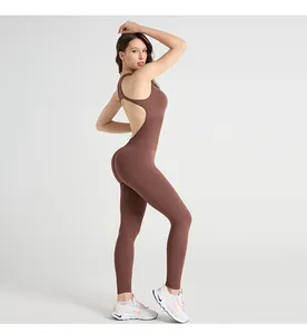 Détail de la combinaison de yoga dos nu haute élasticité avec design dos nageur marron