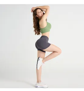 Vue latérale du soutien-gorge de sport sans couture et du short montrant l'élasticité du tissu
