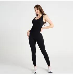 Détail de la combinaison de yoga noire sans couture avec dos nageur et tissu élastique