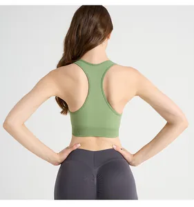 Détail du soutien-gorge de sport dos nageur et du legging de yoga à taille haute