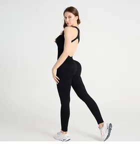 Détail du dos nu et des bretelles croisées sur une combinaison de yoga noire sans couture