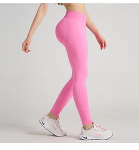 Detailansicht der rosa Yoga-Leggings mit V-Bund und nahtloser matter Oberflächenstruktur