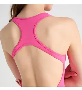 Vue détaillée du dos d'un body de yoga élastique de couleur rose vif avec dos nageur