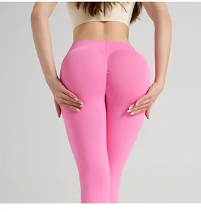 Detailansicht des Scrunch-Butt-Designs und der Rippstruktur der neonpinken Yoga-Leggings