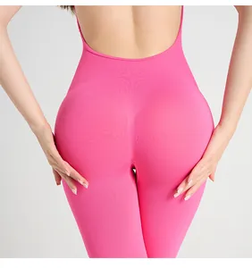Détail du body dos nu élastique avec design dos nageur et texture sculptante pour fessiers