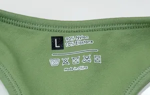 Vue macro de l'étiquette indiquant 90% nylon pour cette brassière de sport verte