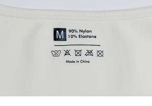 Dettaglio dell'etichetta taglia M e tessuto 90% nylon 10% elastan della tuta da yoga