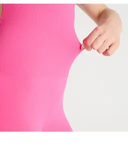 Détail montrant la haute élasticité et la texture côtelée du legging de yoga rose