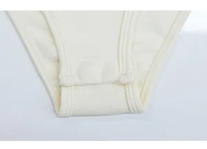 Dettaglio ravvicinato del tessuto a coste beige con cuciture fini e trama morbida