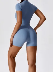 Vista lateral del body de yoga ajustado en azul niebla con tela de alta elasticidad