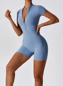 Detalle de un mono de yoga azul claro de manga corta con cierre de cremallera frontal
