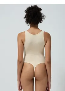 Dettaglio della schiena senza cuciture e del taglio perizoma di questo body da yoga
