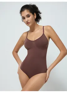 Detail eines dunkelbraunen, nahtlosen Bodysuits mit V-Ausschnitt und gerippter Strickstruktur