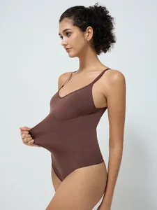 Detailansicht des dunkelbraunen nahtlosen Bodysuits mit hochelastischem Stretch-Material