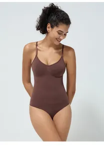 Detail eines nahtlosen dunkelbraunen Bodysuits mit Spaghettiträgern und glatter Textur