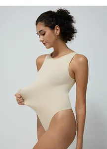 Dettaglio dell'elevata elasticità e dell'estensione del body da yoga beige senza cuciture