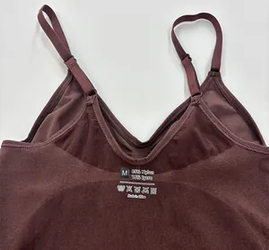 Detail der Größe M auf nahtlosem Lycra-Body mit Infos zu 85% Nylon und 15% Lycra