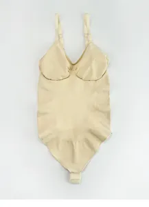 Verstellbare Träger und Druckknöpfe an einem nahtlosen hautfarbenen Body-Shaper