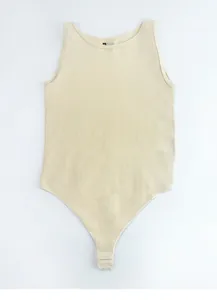 Dettaglio body beige con scollo rotondo che mostra taglia XL e composizione del materiale