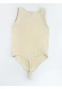 Dettaglio di un body beige senza cuciture con scollo rotondo e fondo a perizoma