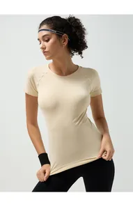 Detailed texture of slim fit yoga shirt featuring raglan sleeves and breathable mesh fabric