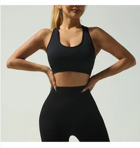 Detalle del sujetador deportivo negro con cuello en U y leggings de yoga de cintura alta
