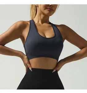 Detalle del sujetador deportivo con espalda cruzada y mallas de cintura alta para yoga