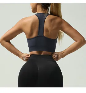 Detalle del sujetador deportivo con espalda cruzada y mallas de cintura alta