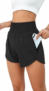 Détail du short de yoga taille haute avec poche latérale zippée pour ranger un smartphone
