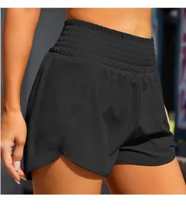 Detalle de los pantalones cortos de yoga con cintura plisada y abertura lateral