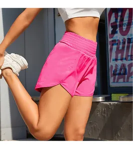 Detalle de pantalones cortos de yoga rosa de talle alto con aberturas laterales en exterior