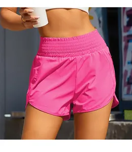 Vista detallada de los pantalones cortos deportivos rosa intenso con cintura alta elástica