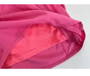 Detalle de pantalones cortos deportivos rosas con diseño de doble capa y forro interior