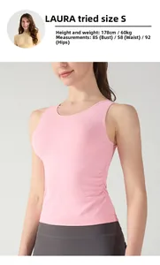 Detailansicht des rosa Yoga-Tops mit seitlicher Raffung und elastischem Material