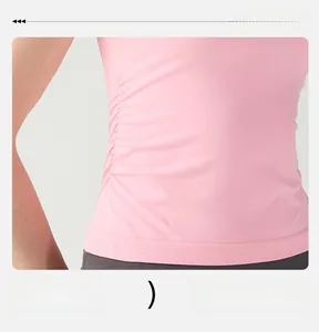 Detailansicht des gerafften Seitendesigns an einem schmal geschnittenen Yoga-Top