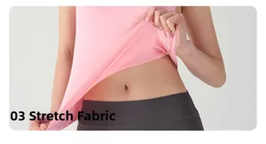 Detail des rosa Yoga-Tops mit elastischem Stretch-Stoff am weiblichen Model