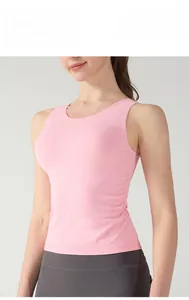 Detailaufnahme der Seitenfalten an einem pinkfarbenen atmungsaktiven Yoga-Tanktop