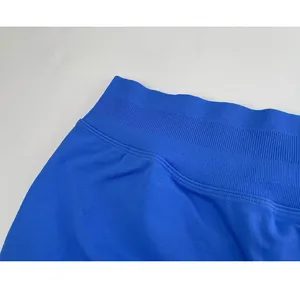 Dettaglio macro della fascia elastica blu reale e delle cuciture del tessuto di qualità